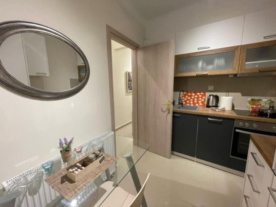 Crimson Suite: 1-bedroom In Apartment Thessaloniki