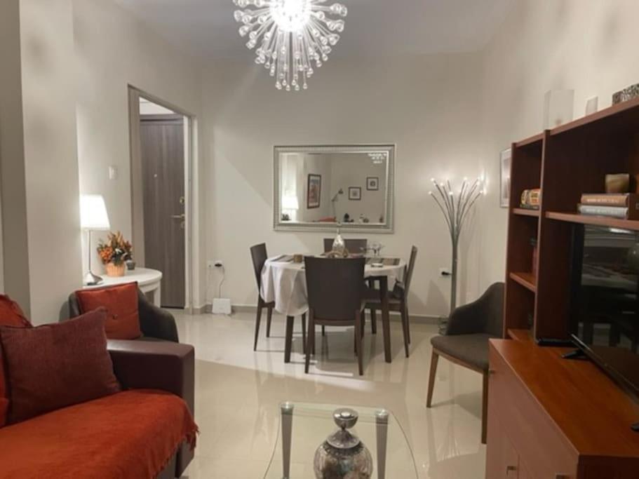 Crimson Suite: 1-bedroom In Thessaloniki
