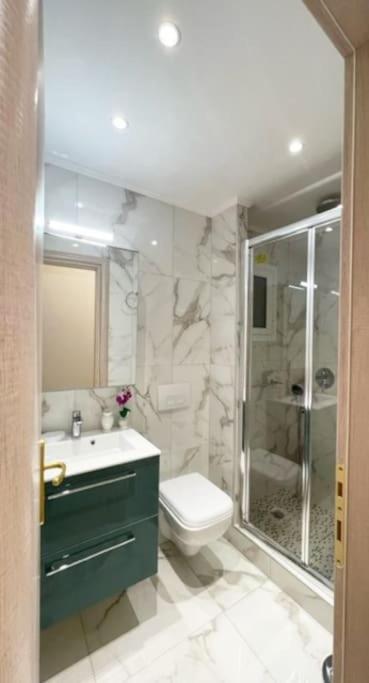Crimson Suite: 1-bedroom In Apartment *
